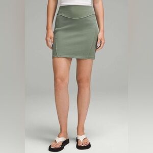 Lululemon Scuba High-Rise Mini Skirt Grey Eucalyptus‎ Medium Yoga Athleisure NWT